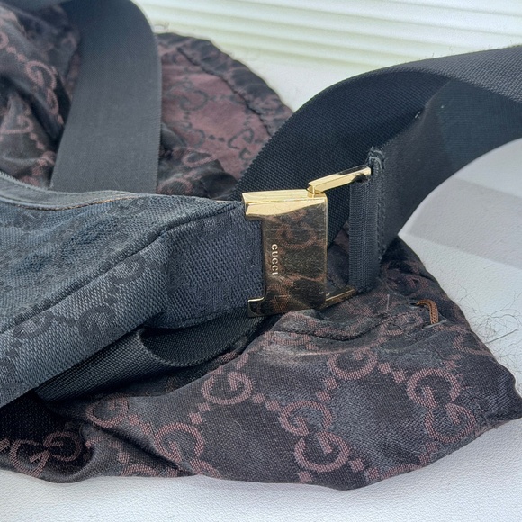 Authentic Gucci GG Black Canvas Messenger Crossbody Bag with Gold Hardware - Picture 2 of 11